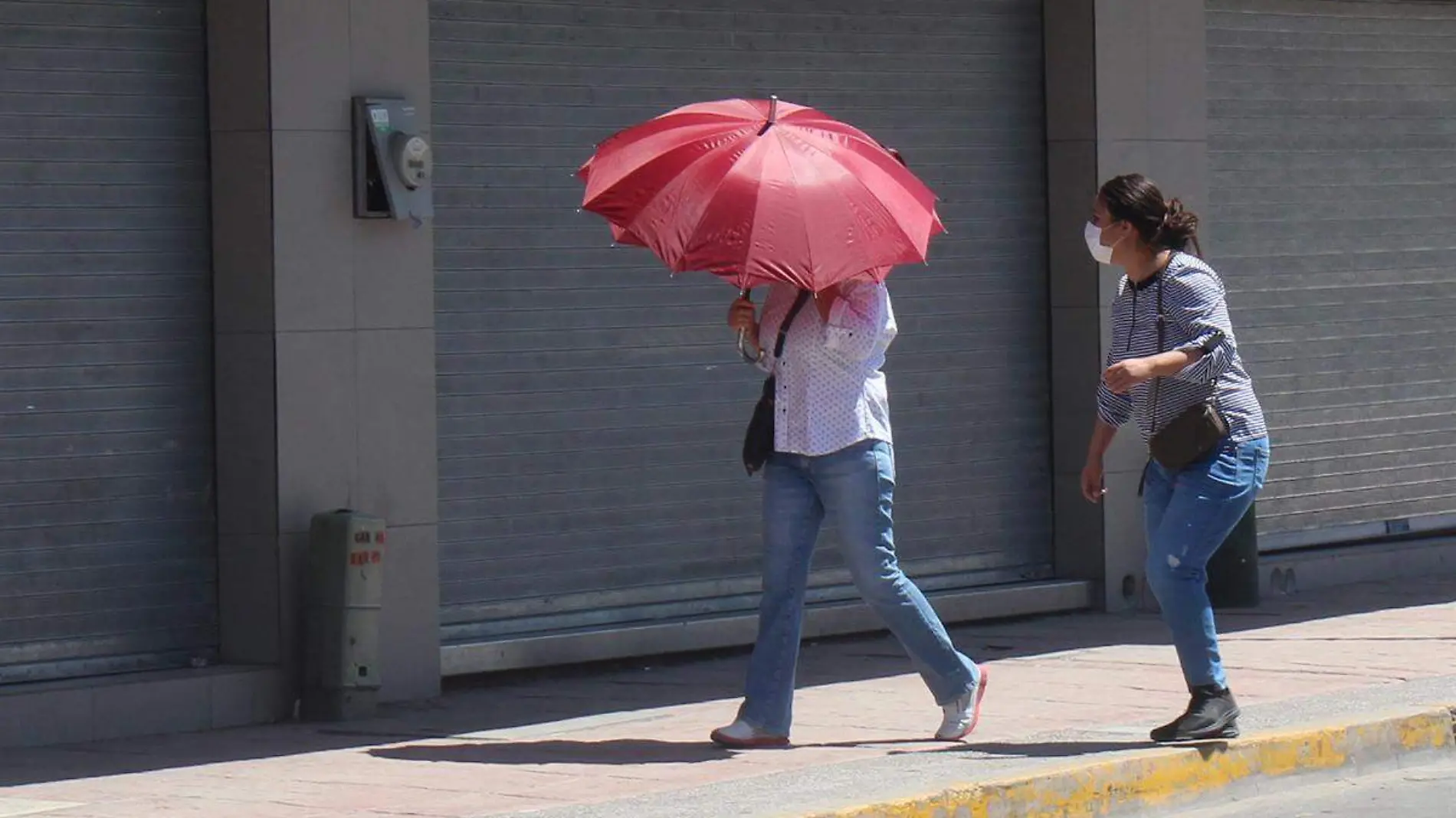 Tematica Clima Gente con Parasol - Mike Acosta (3)